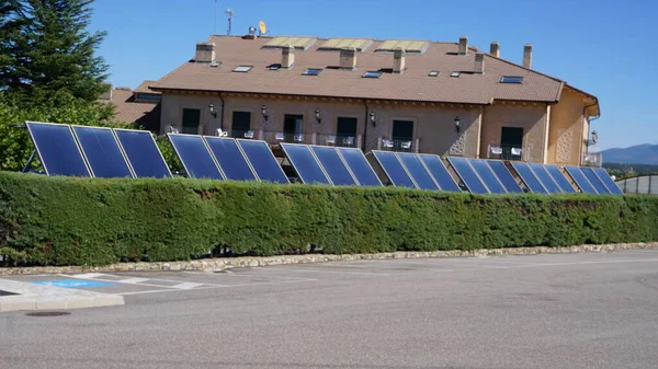 Linha Painéis Solares Lado Pequeno Hotel — Fotografia de Stock