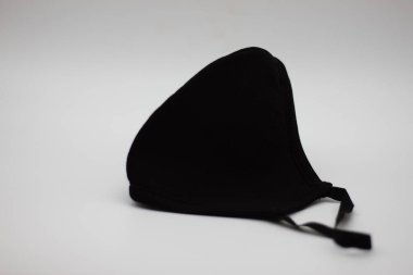 Beyaz arkaplanda siyah yüz maskesi