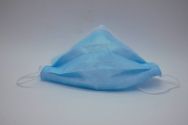 Beyaz arkaplanda bulanık mavi cerrahi maskeler