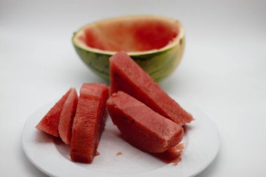 Tabağında parçalanmış yarım bir karpuz.
