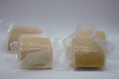 Plastiğe sarılmış dört parça peynir.