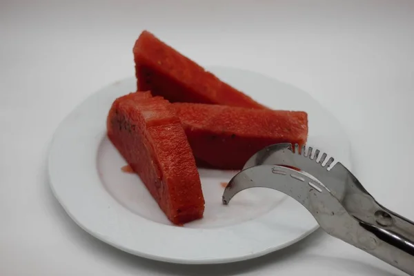 Trozos Sandía Plato Blanco Con Cortador Sandía — Foto de Stock