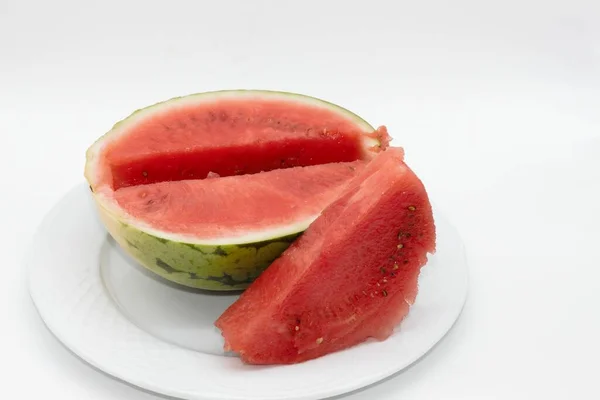 Eine Halbe Wassermelone Mit Einer Scheibe Der Mitte — Stockfoto