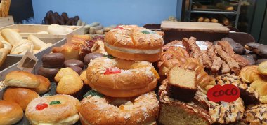 Roscos de Reyes ve hamur işleri tipik bir pastanede