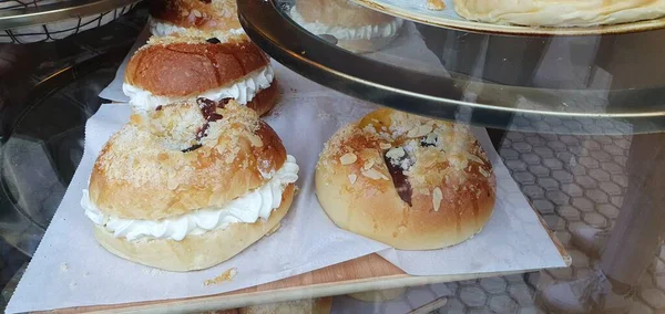 Exquisitos Bollos Rellenos Crema Una Pastelería Artesanal Donostia San Sebastian — Foto de Stock