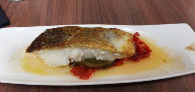 Lokantada biberle pişirilmiş morina.