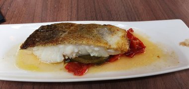 Lokantada biberle pişirilmiş morina.