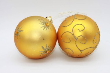 Beyaz arka planda güzel altın noel baloları. Noel süslemeleri. Noel süslemeleri.