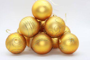 Beyaz arka planda güzel altın noel baloları. Noel süslemeleri. Noel süslemeleri.