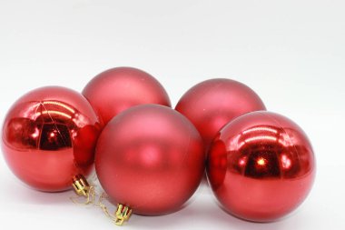 Beyaz arka planda beş kırmızı noel balosu. Noel süslemeleri. Noel süslemeleri.