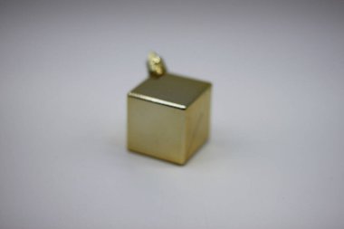 Beyaz arka planda altın küp. Noel süslemeleri. Noel süslemeleri.