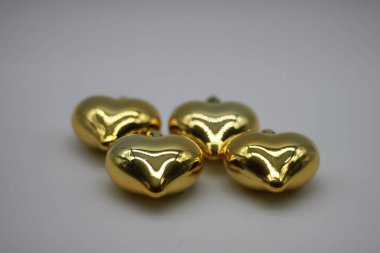 Beyaz arka planda dört altın kalp. Noel süslemeleri. Noel süslemeleri.