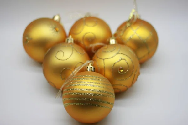 Piękne Złote Kulki Boże Narodzenie Białym Tle Christmas Decorations Christmas — Zdjęcie stockowe