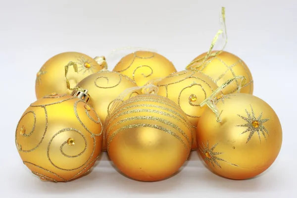 Υπέροχες Χρυσές Χριστουγεννιάτικες Μπάλες Λευκό Φόντο Χριστουγεννιάτικη Διακόσμηση — Φωτογραφία Αρχείου