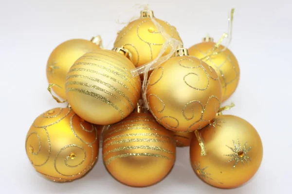 Schöne Goldene Weihnachtskugeln Auf Weißem Hintergrund Weihnachtsdekorationen — Stockfoto