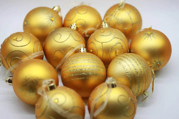 Vackra Gyllene Julbollar Vit Bakgrund Jul Dekorationer Jul Dekoration — Stockfoto