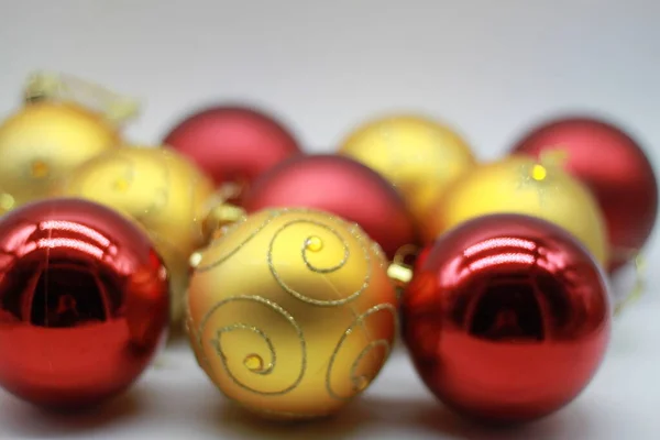 Červené Zlaté Vánoční Koule Bílém Pozadí Vánoční Dekorace Vánoční Dekorace — Stock fotografie