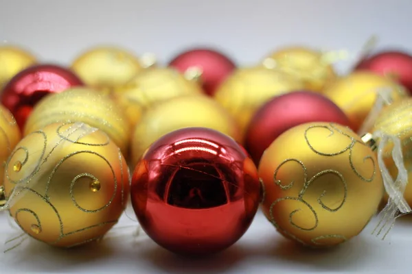 Χριστουγεννιάτικες Μπάλες Κόκκινες Και Χρυσές Λευκό Φόντο Χριστουγεννιάτικη Διακόσμηση — Φωτογραφία Αρχείου