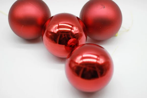 Cuatro Bolas Rojas Navidad Sobre Fondo Blanco Decoraciones Navidad Decoración —  Fotos de Stock