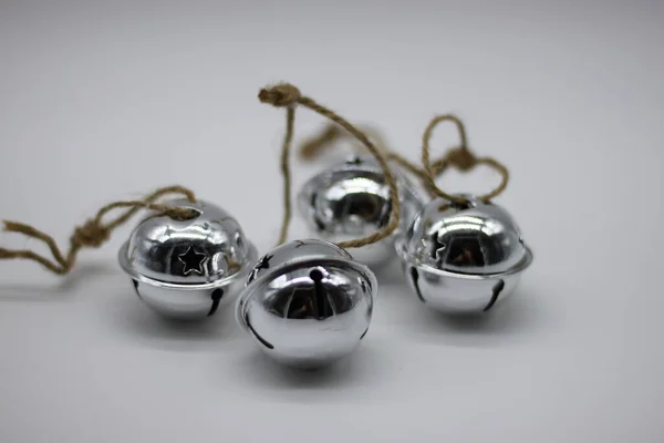 Zilveren Belletjes Voor Opknoping Geïsoleerd Witte Achtergrond Decoratie Voor Nieuwjaar — Stockfoto
