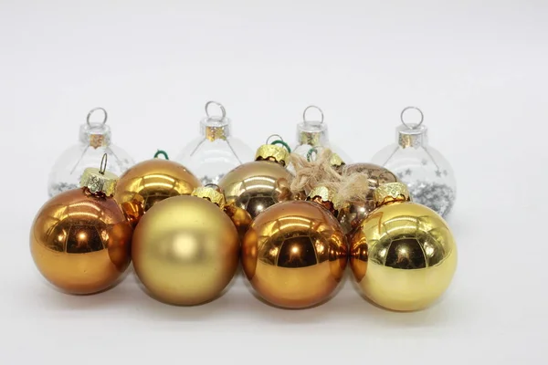 Schöne Goldene Weihnachtskugeln Auf Weißem Hintergrund Weihnachtsdekorationen — Stockfoto