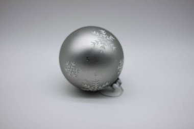 Beyaz arka planda gri noel balosu. Noel süslemeleri. Noel süslemeleri.