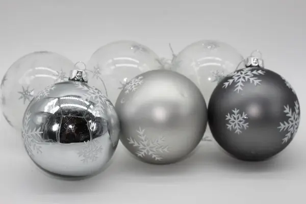 Sechs Elegante Weihnachtskugeln Auf Weißem Hintergrund Weihnachtsschmuck Weihnachtsdekoration — Stockfoto