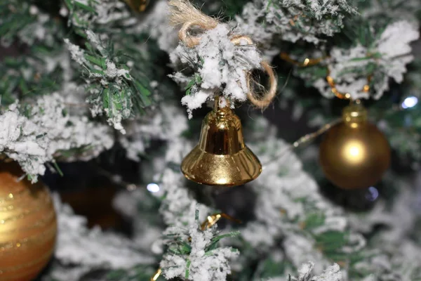 Campanas Oro Sobre Abeto Nevado Adorno Navidad Decoración Navidad —  Fotos de Stock