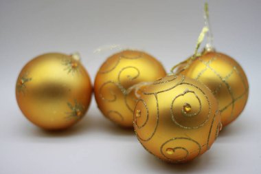 Beyaz arka planda izole edilmiş altın noel topları. Yeni yıl ve Noel için dekorasyon. Yeni yıl konsepti. Noel tasarımları için unsurlar. Noel, yeni yıl.