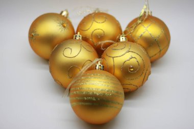 Beyaz arka planda izole edilmiş altın noel topları. Yeni yıl ve Noel için dekorasyon. Yeni yıl konsepti. Noel tasarımları için unsurlar. Noel, yeni yıl.