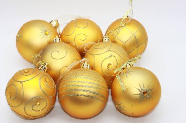 Beyaz arka planda izole edilmiş altın noel topları. Yeni yıl ve Noel için dekorasyon. Yeni yıl konsepti. Noel tasarımları için unsurlar. Noel, yeni yıl.