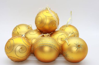 Beyaz arka planda izole edilmiş altın noel topları. Yeni yıl ve Noel için dekorasyon. Yeni yıl konsepti. Noel tasarımları için unsurlar. Noel, yeni yıl.