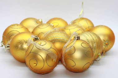 Beyaz arka planda izole edilmiş altın noel topları. Yeni yıl ve Noel için dekorasyon. Yeni yıl konsepti. Noel tasarımları için unsurlar. Noel, yeni yıl.