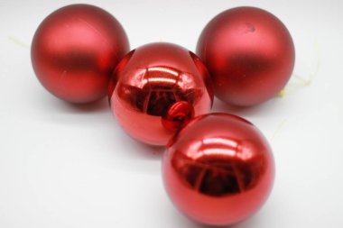 Beyaz arka planda izole edilmiş kırmızı noel topları. Yeni yıl ve Noel için dekorasyon. Yeni yıl konsepti. Noel tasarımları için unsurlar. Noel, yeni yıl.