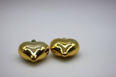 Beyaz arka planda izole edilmiş altın noel mücevherleri. Noel süsü. Yeni yıl ve Noel konsepti.