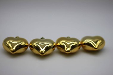 Beyaz arka planda izole edilmiş altın noel mücevherleri. Noel süsü. Yeni yıl ve Noel konsepti.