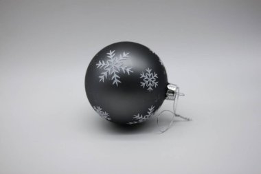 Beyaz arka planda zarif noel baloları. Noel süslemeleri. Yeni yıl ve Noel konsepti.