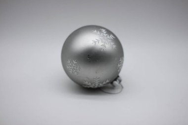 Beyaz arka planda zarif noel baloları. Noel süslemeleri. Yeni yıl ve Noel konsepti.