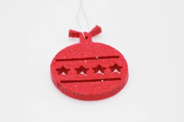 Beyaz arka planda kırmızı kar taneleri. Noel süsü. Yeni yıl ve Noel konsepti.