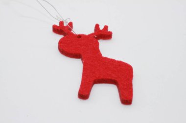 Kırmızı geyik beyaz arka planda izole edilmiş. Noel süslemesi. Yeni yıl ve Noel konsepti.