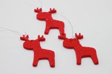 Kırmızı geyik beyaz arka planda izole edilmiş. Noel süslemesi. Yeni yıl ve Noel konsepti.