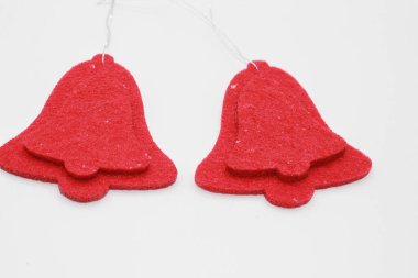 Kırmızı çanlar beyaz arka planda izole edilmiş. Noel süslemesi. Yeni yıl ve Noel konsepti.