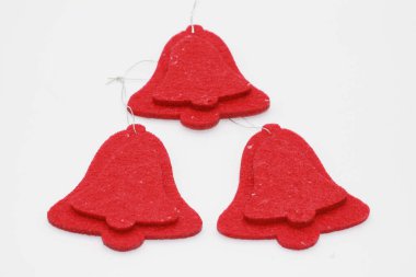 Kırmızı çanlar beyaz arka planda izole edilmiş. Noel süslemesi. Yeni yıl ve Noel konsepti.