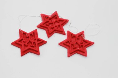 Beyaz arka planda izole edilmiş kırmızı yıldızlar. Noel süslemesi. Yeni yıl ve Noel konsepti.