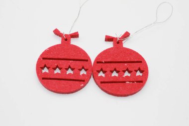 Beyaz arka planda izole edilmiş kırmızı noel balosu şekilleri. Noel süslemeleri. Yeni yıl ve Noel konsepti.