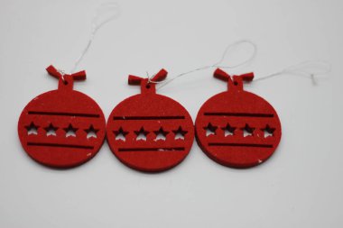 Beyaz arka planda izole edilmiş kırmızı noel balosu şekilleri. Noel süslemeleri. Yeni yıl ve Noel konsepti.