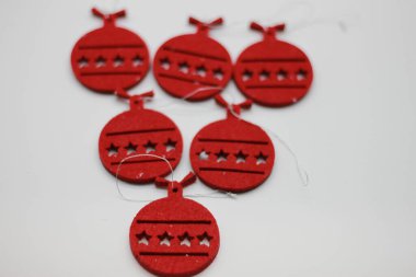 Beyaz arka planda izole edilmiş kırmızı noel balosu şekilleri. Noel süslemeleri. Yeni yıl ve Noel konsepti.