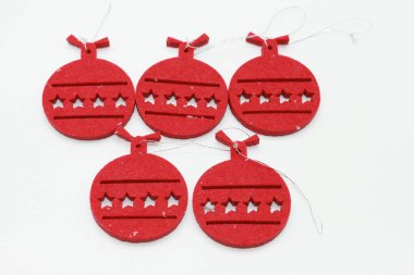 Beyaz arka planda izole edilmiş kırmızı noel balosu şekilleri. Noel süslemeleri. Yeni yıl ve Noel konsepti.