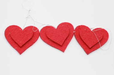 Beyaz arka planda izole edilmiş kırmızı kalpler. Noel süslemesi. Yeni yıl ve Noel konsepti.