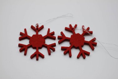 Beyaz arka planda kırmızı kar taneleri. Noel süsü. Yeni yıl ve Noel konsepti.